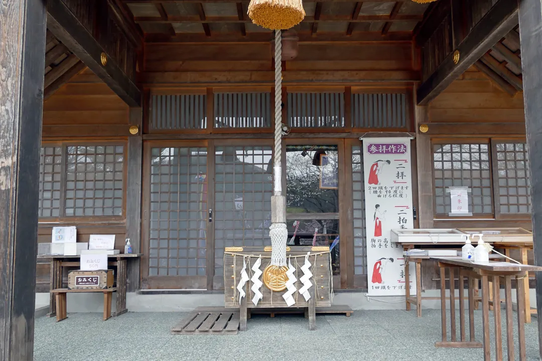 12_1230185 置戸神社 拝殿の前