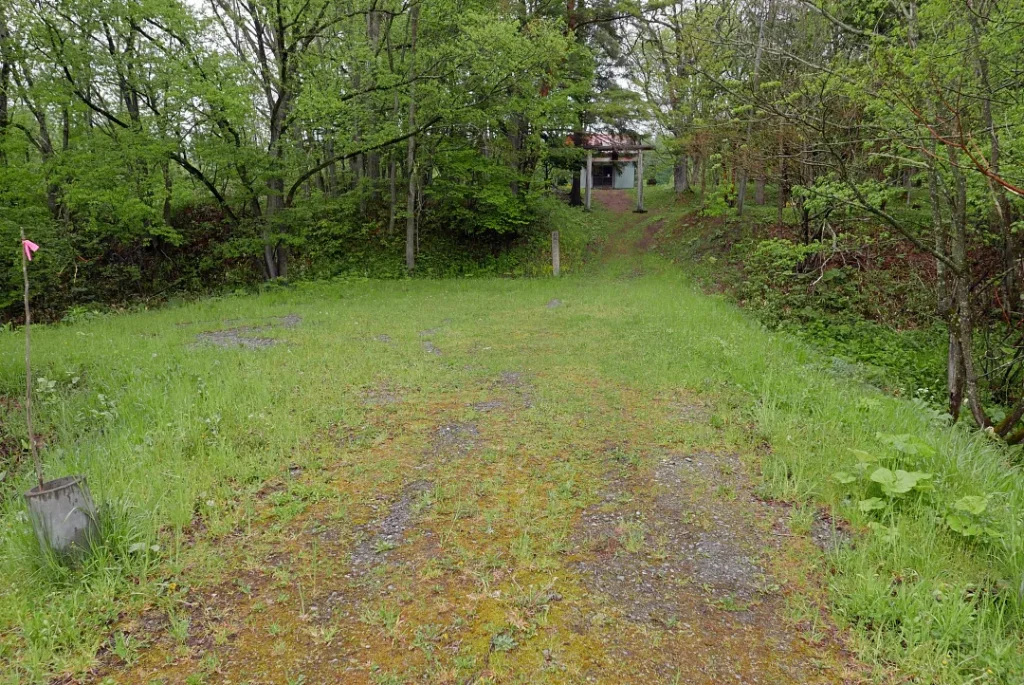 札久留神社 境内入り口