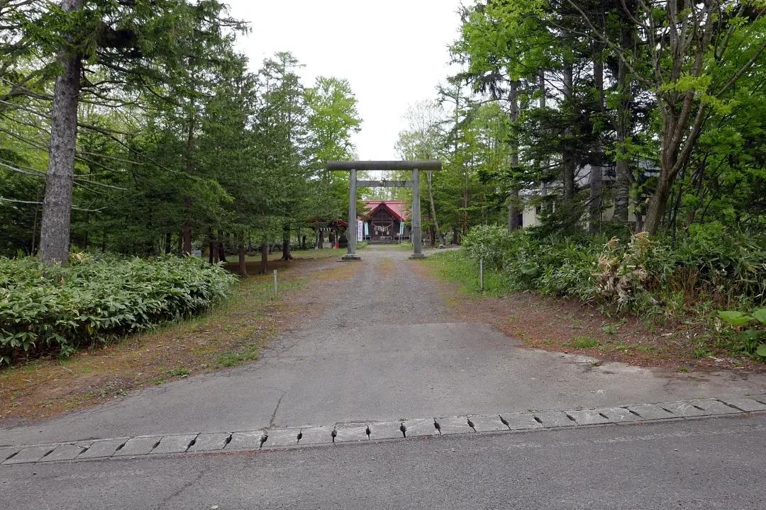 興部神社 奥まった場所に鳥居