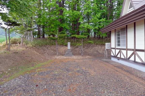 まきばの家横の石碑