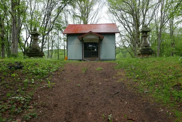 札久留神社 灯籠と社殿