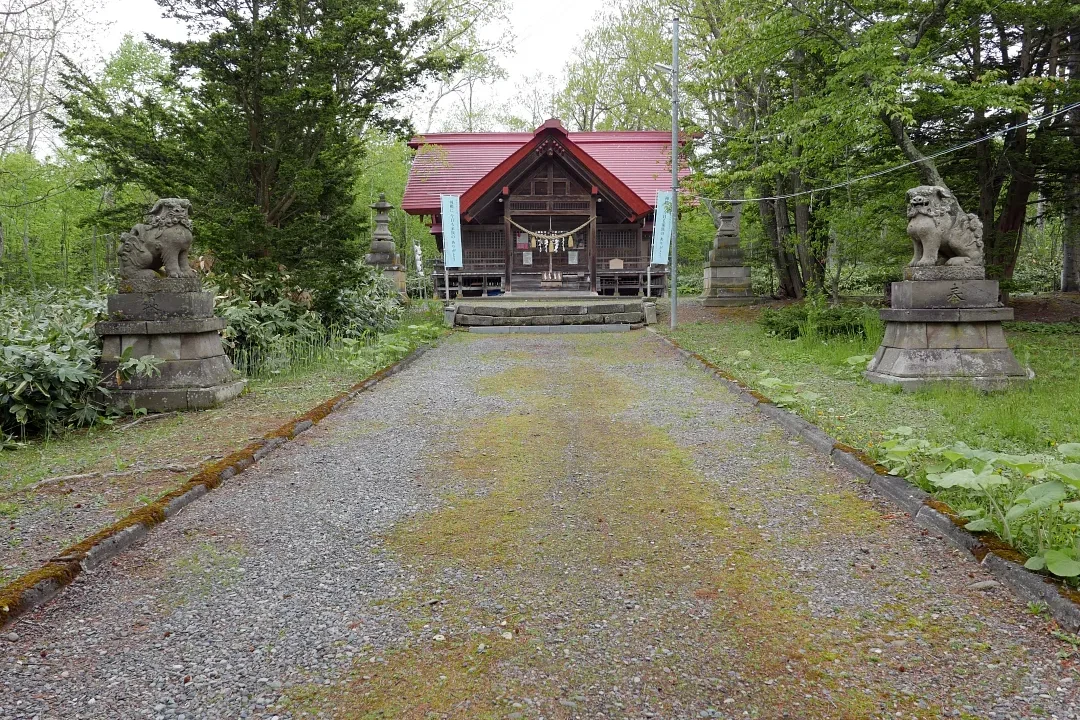 興部神社 参道と狛犬