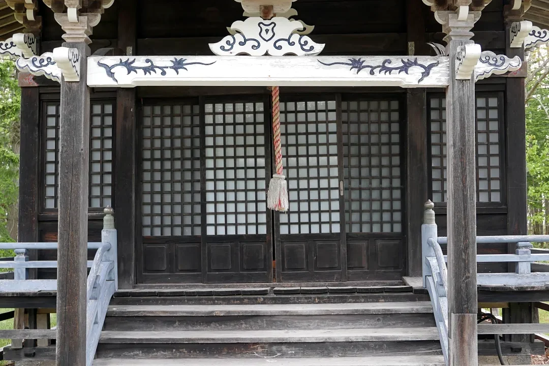 澤木神社 拝殿の前