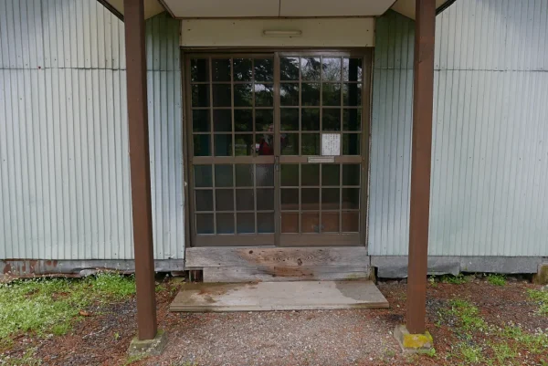 札久留神社 社殿の前