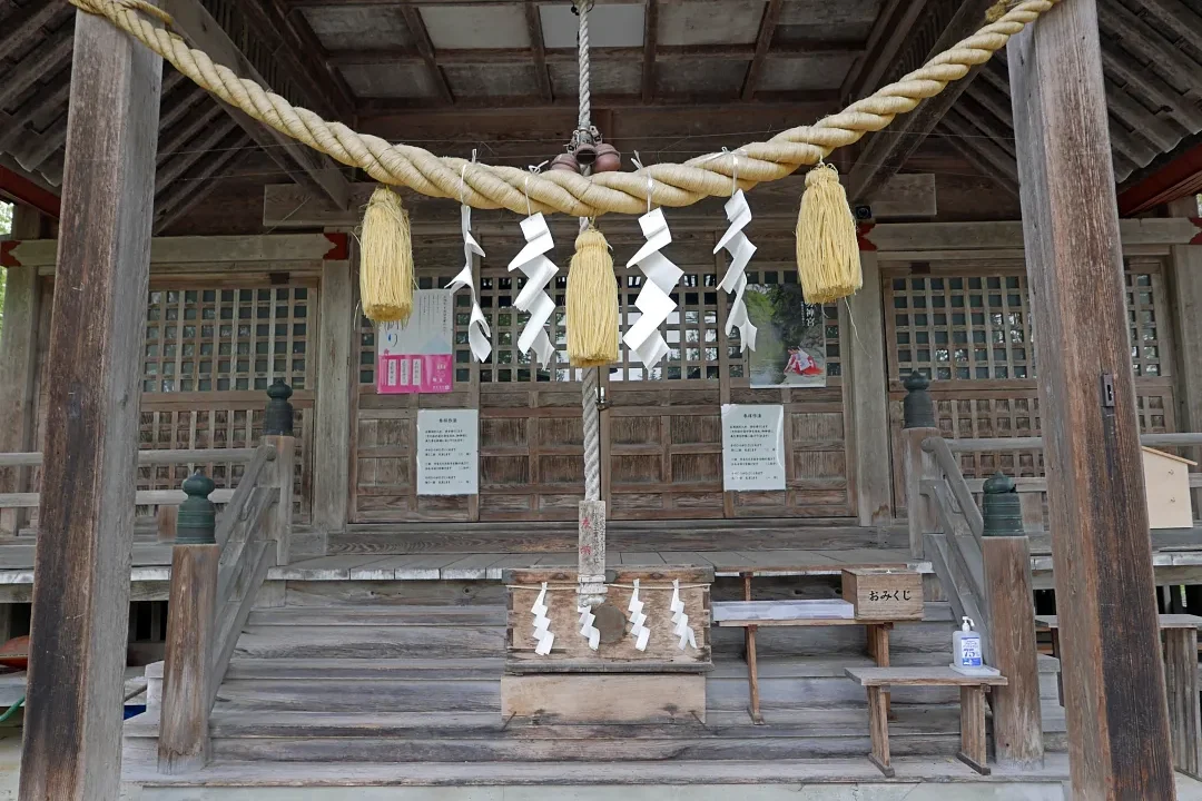 興部神社 拝殿の前
