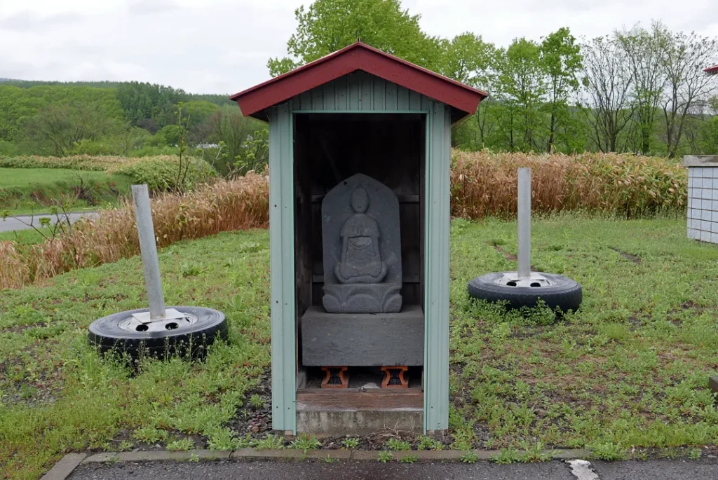 奥興部神社 石像の小屋