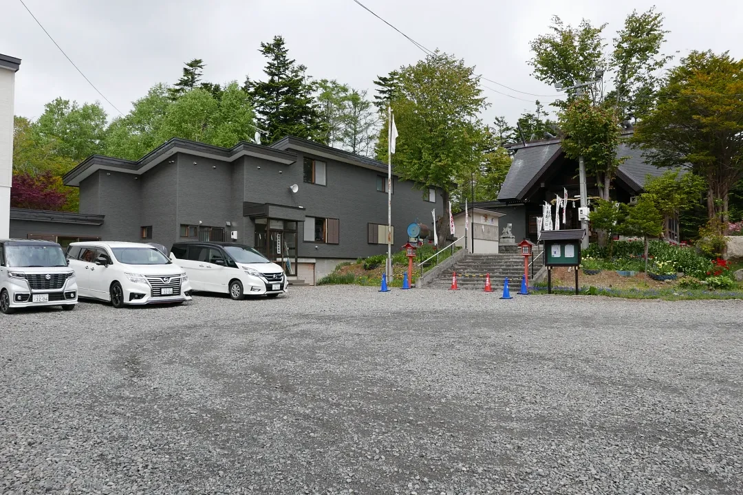 雄武神社 手水舎から社殿を見る