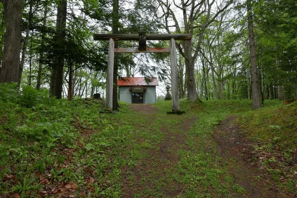 札久留神社 鳥居と社殿