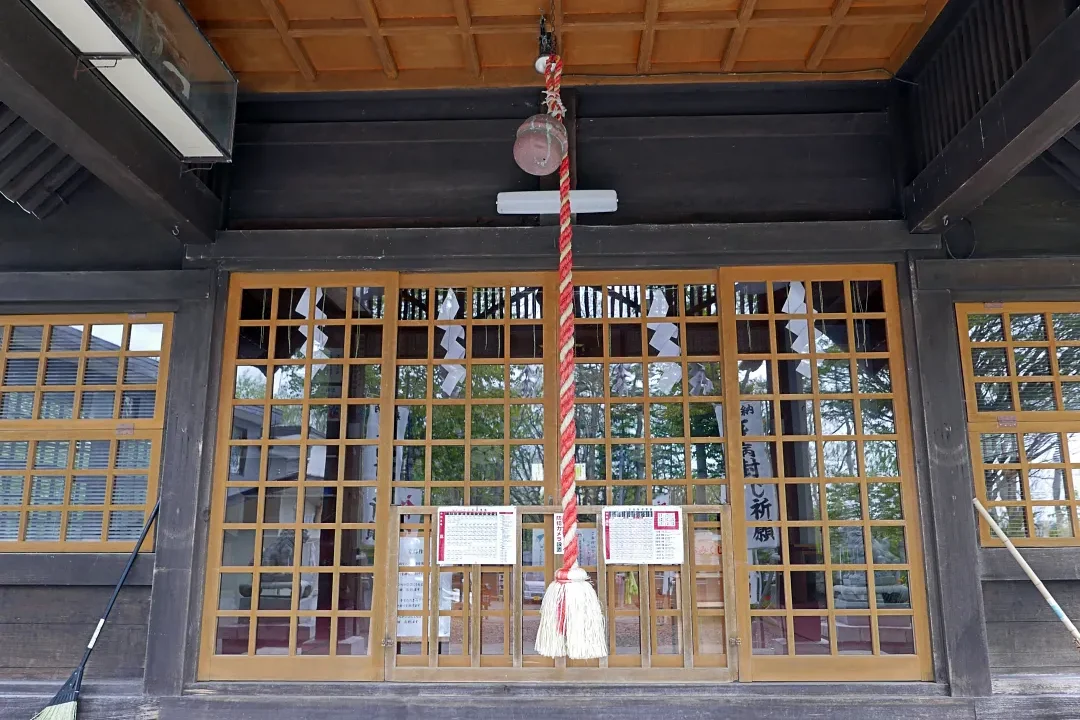 雄武神社 拝殿の前