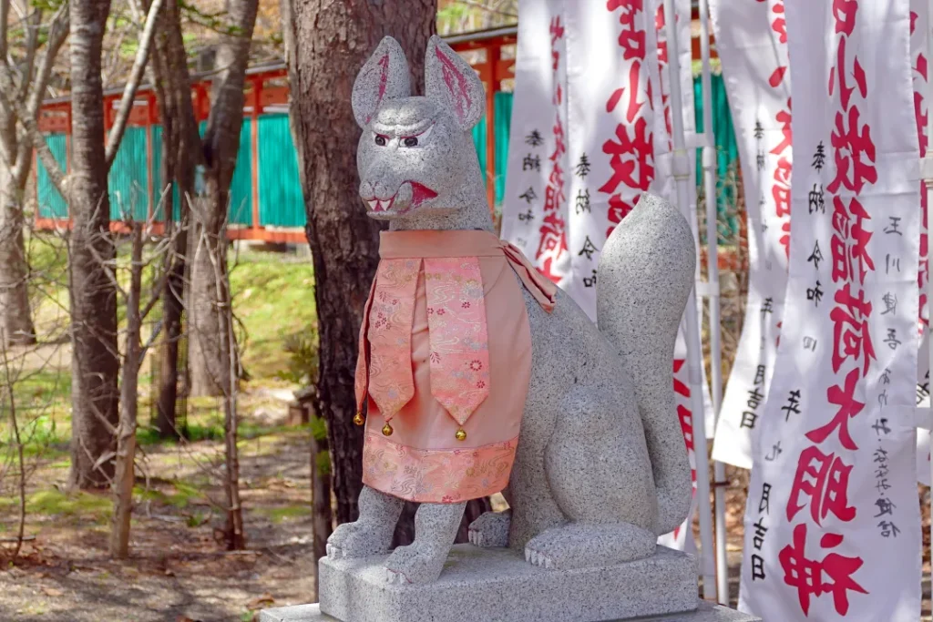苫小牧稲荷神社 狛ギツネ右