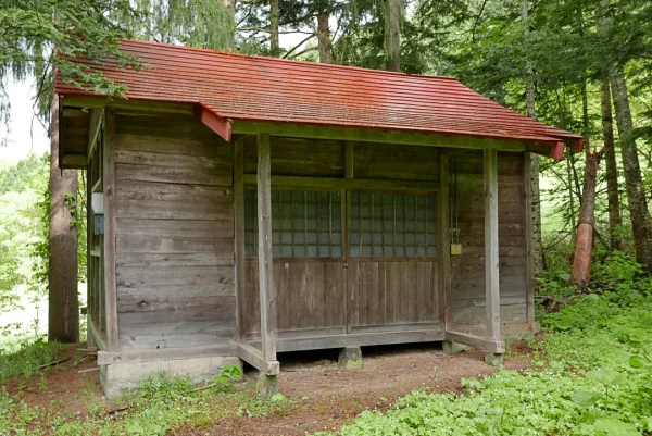 西興部神社 社殿左側の建物