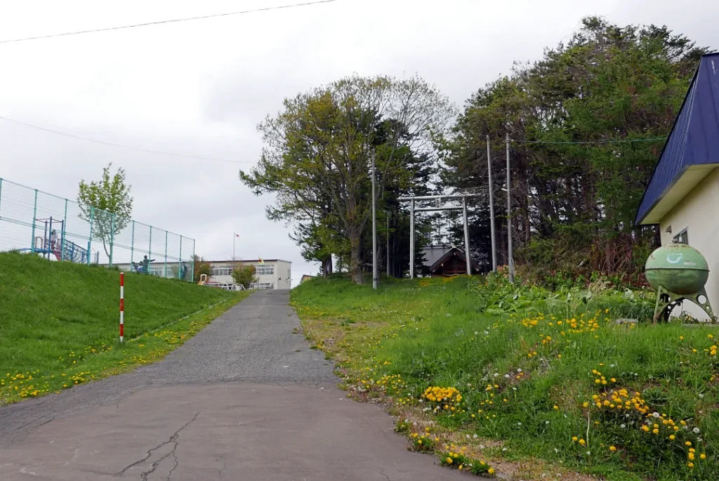 沙留小学校と沙留神社