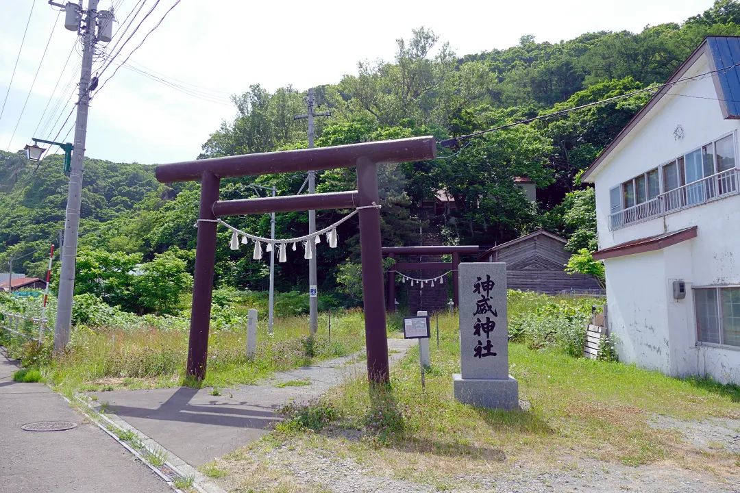 神威神社 一の鳥居と社号標