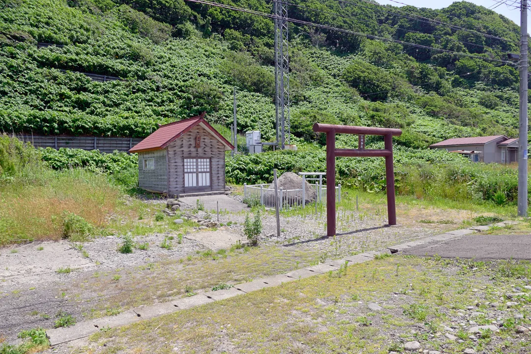 国道沿いに鎮座する石神神社