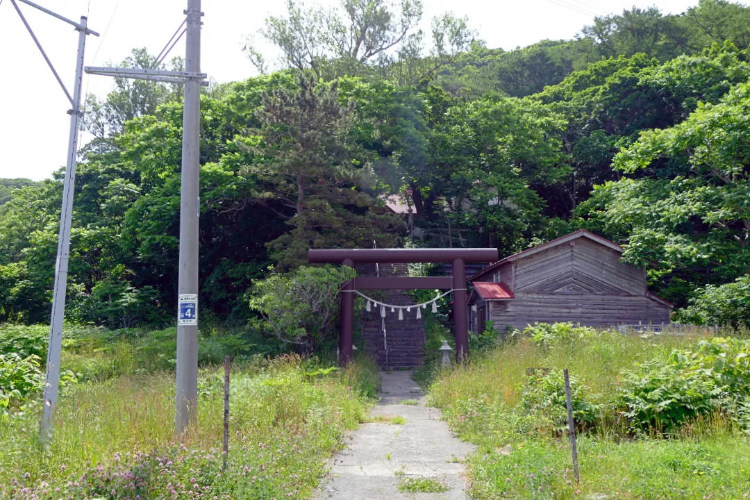 神威神社 参道と二の鳥居