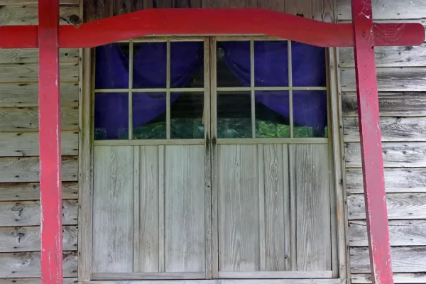 廻り渕稲荷神社 社殿の前