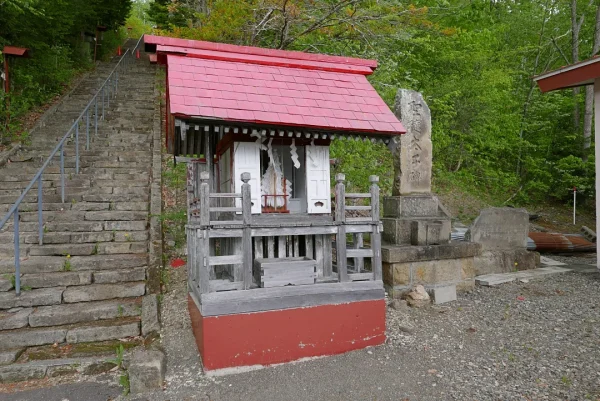 生田原神社 聖徳太子碑と祠