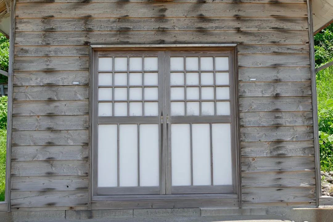 石神神社 社殿の前