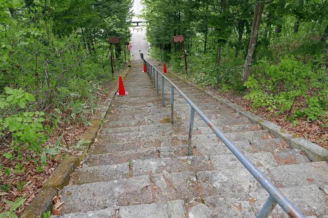 生田原神社 階段から下を見下ろす