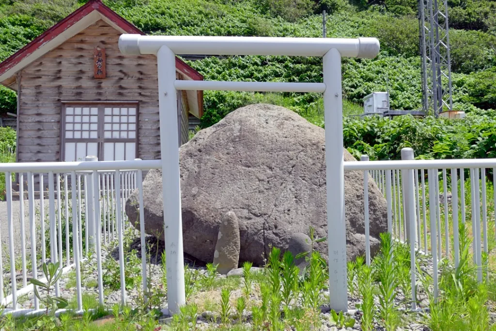 磐座前の鳥居