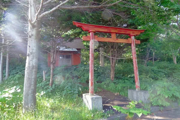 小泊稲荷神社 鳥居と社殿