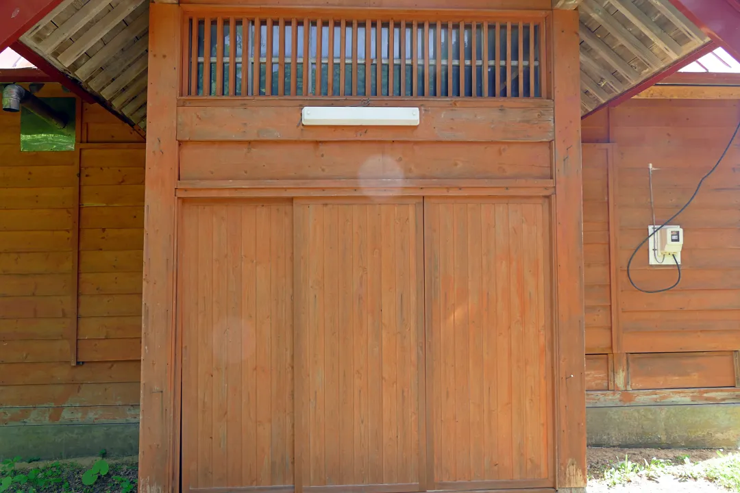 幌武意稲荷神社 社殿の前