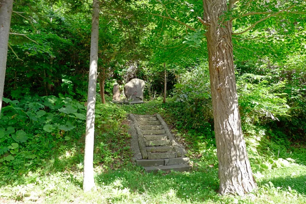 幌武意稲荷神社 社殿左手の庚申塚
