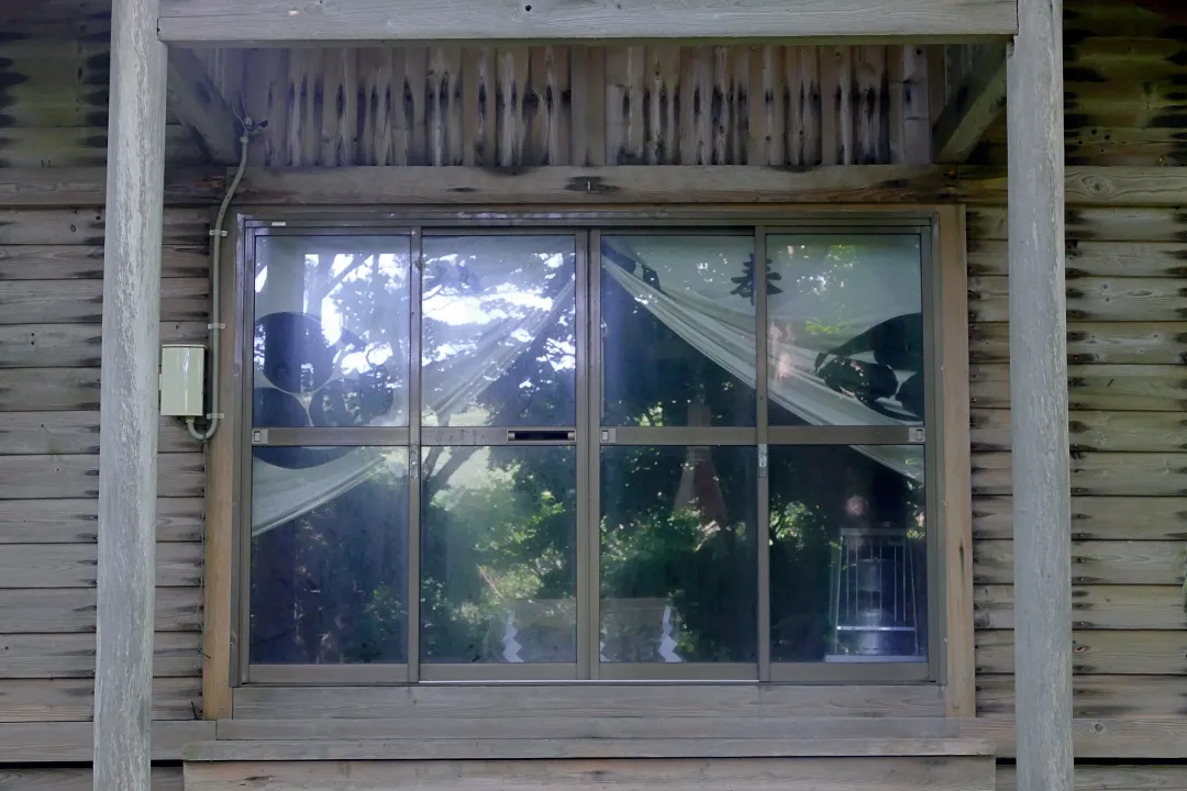 入舸稲荷神社 拝殿の前