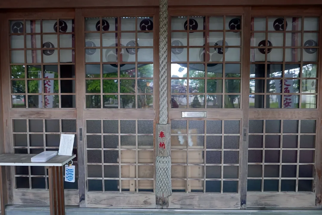 15P1010247 湧別神社 拝殿の前