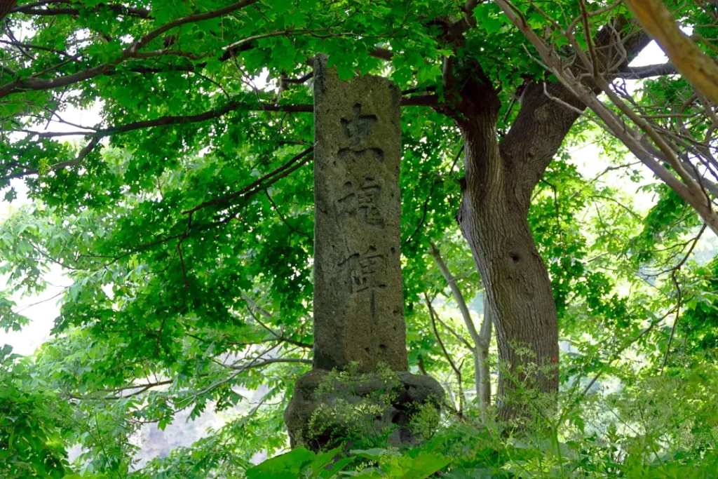 神威神社 忠魂碑アップ