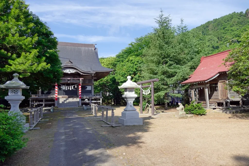 美国神社の手前に鎮座する末社多茂木神社
