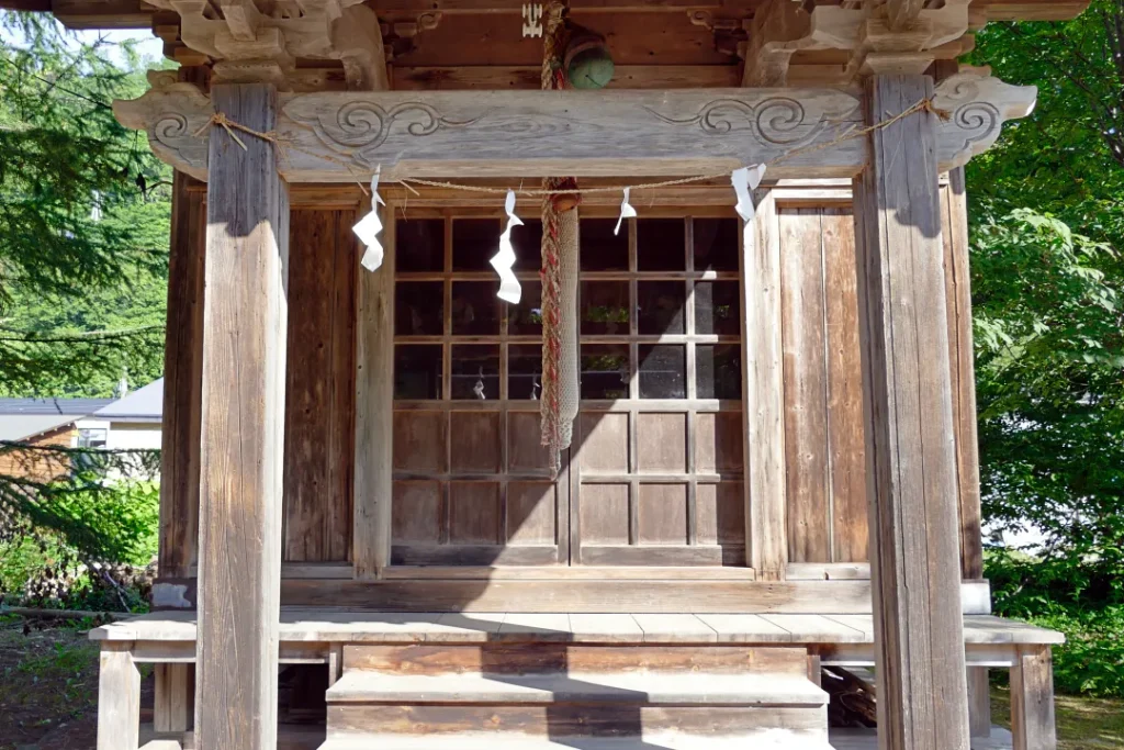 美国神社 末社多茂木神社社殿の前