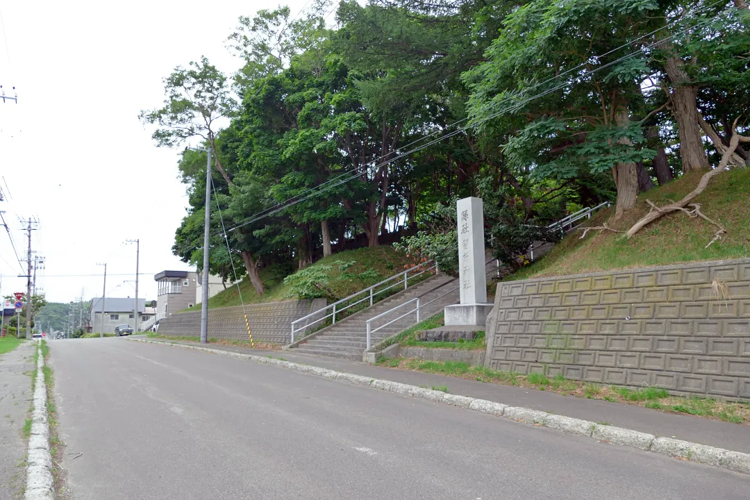 00_1240908 留萌神社 境内入り口