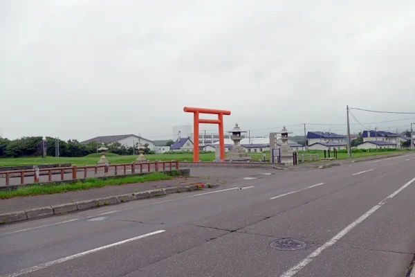 天塩いつくしま公園駐車場と鳥居