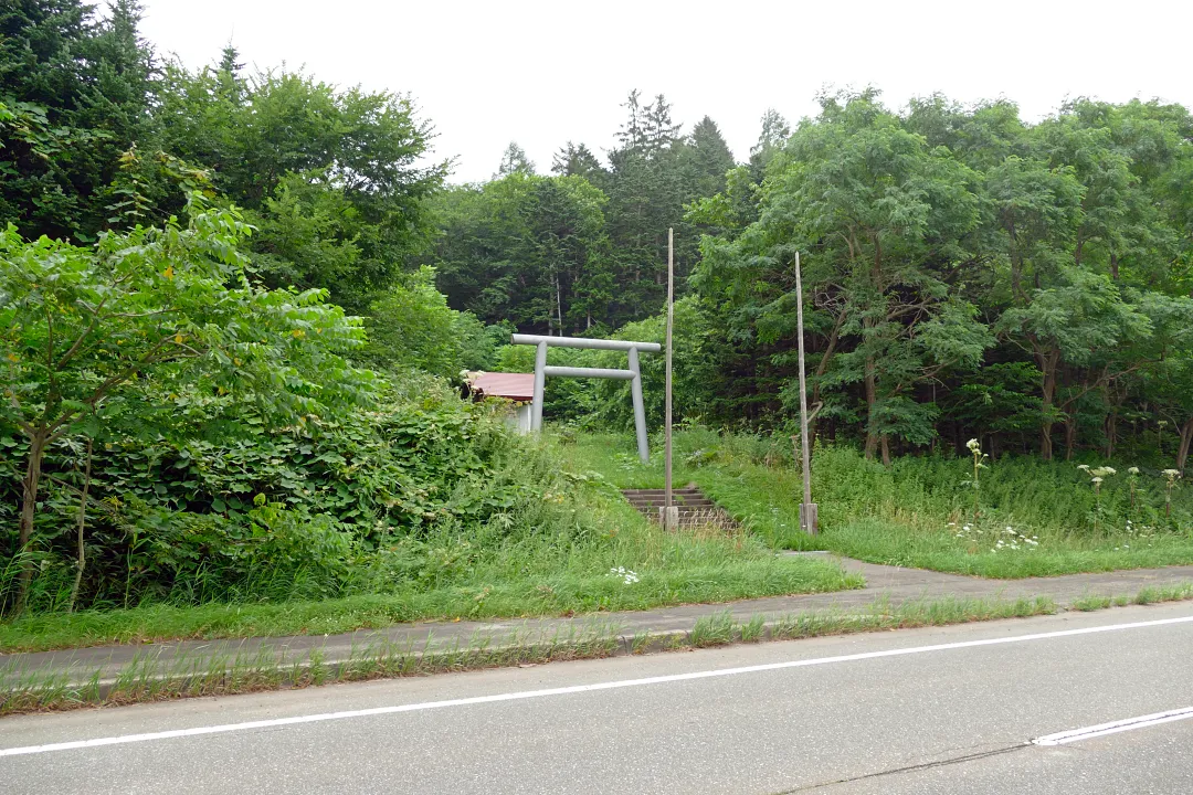 00_1250145 松音知神社 境内入り口