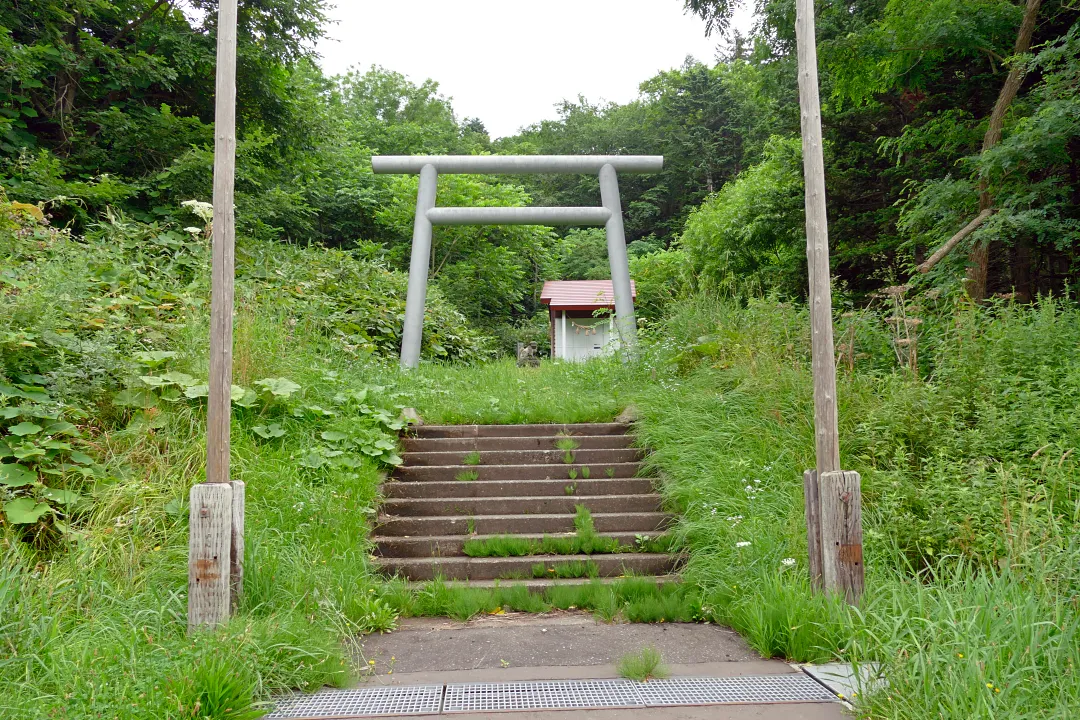 01_1250147 松音知神社 境内入り口