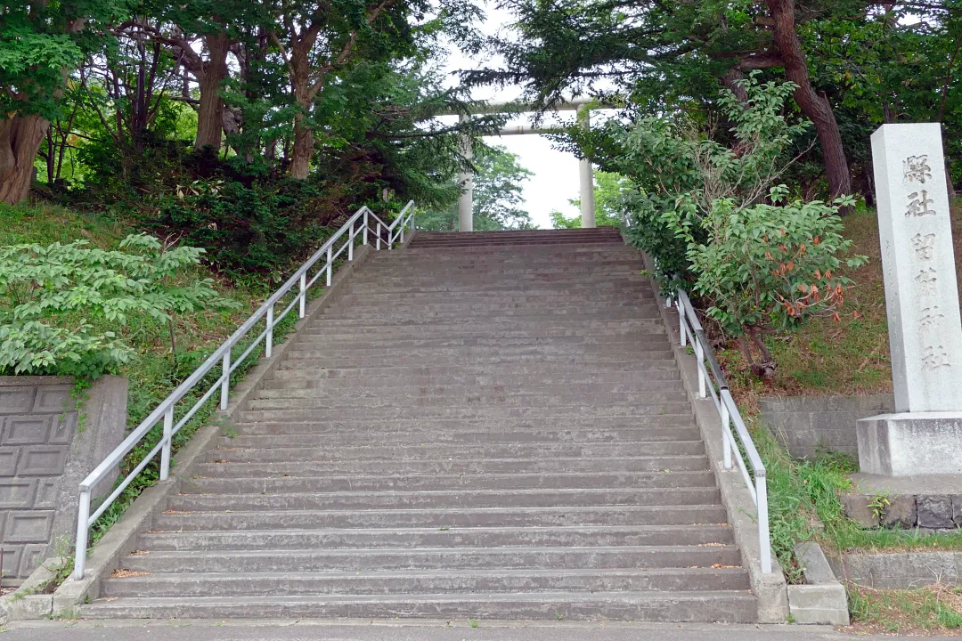 02_1240909 留萌神社 参道入口の階段