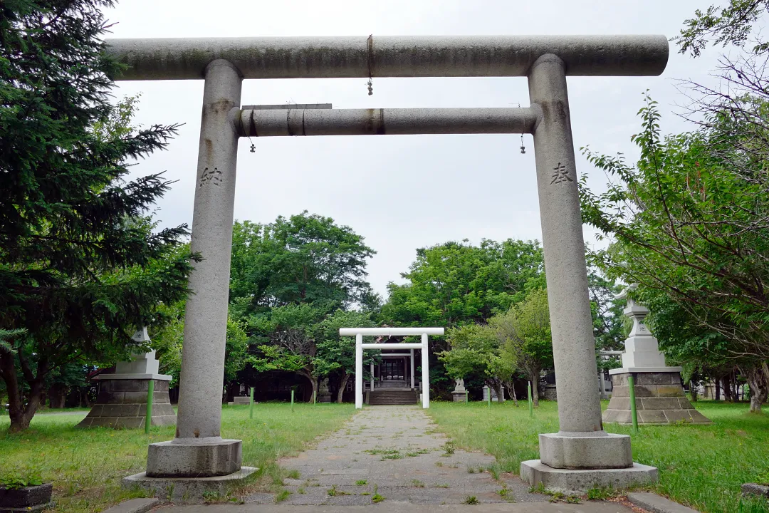 03_1240915 留萌神社 一の鳥居