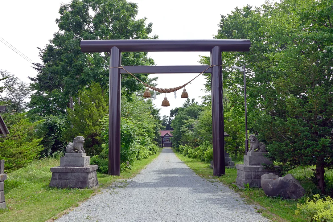 ニセコ狩太神社 鳥居と狛犬