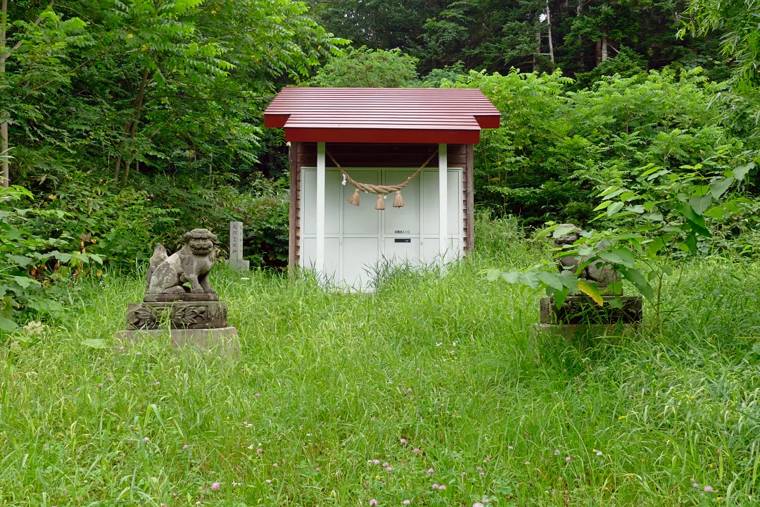 05_1250152 松音知神社 狛犬と社殿