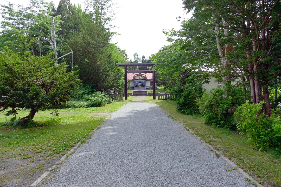 ニセコ狩太神社 参道と二の鳥居