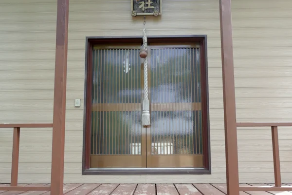 元町諏訪神社 社殿の前