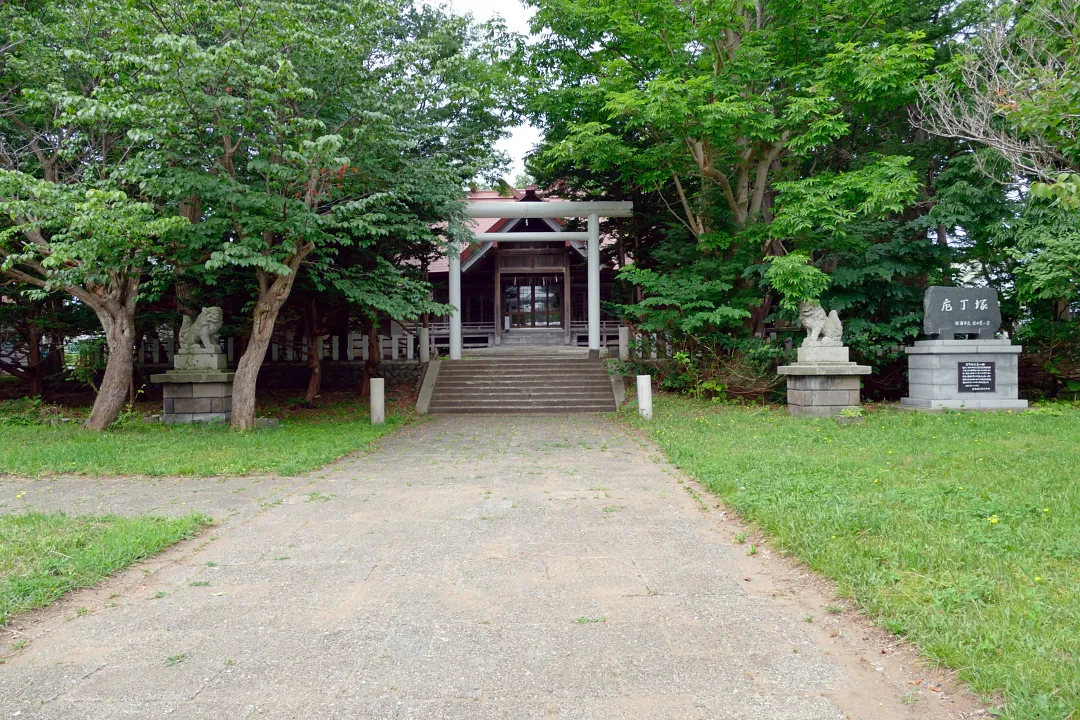 06_1240919 留萌神社 参道と三の鳥居