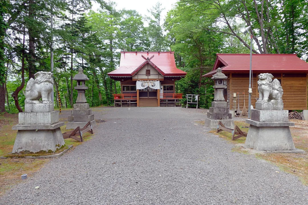目名八幡神社 狛犬と社殿