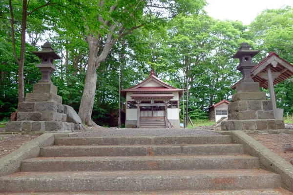 昆布神社 灯籠と社殿