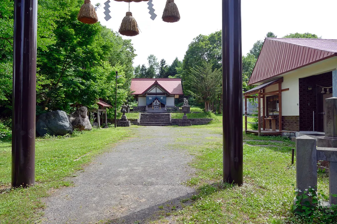 ニセコ狩太神社 二の鳥居をくぐる