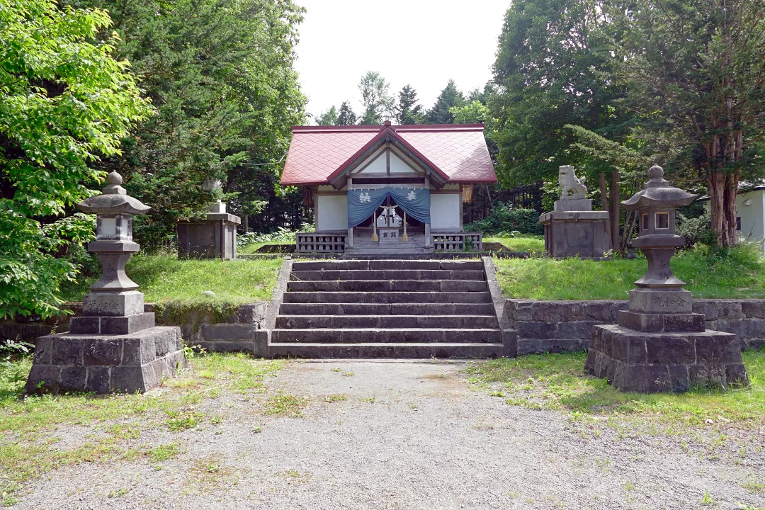 ニセコ狩太神社 社殿前