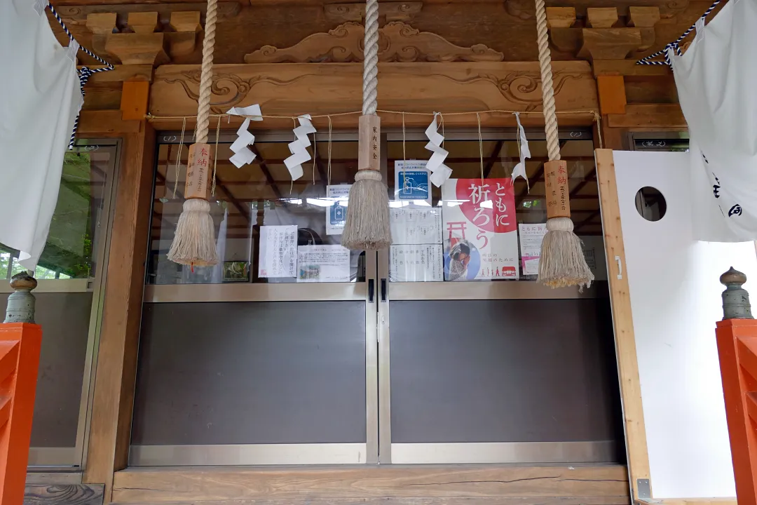 目名八幡神社 社殿の前