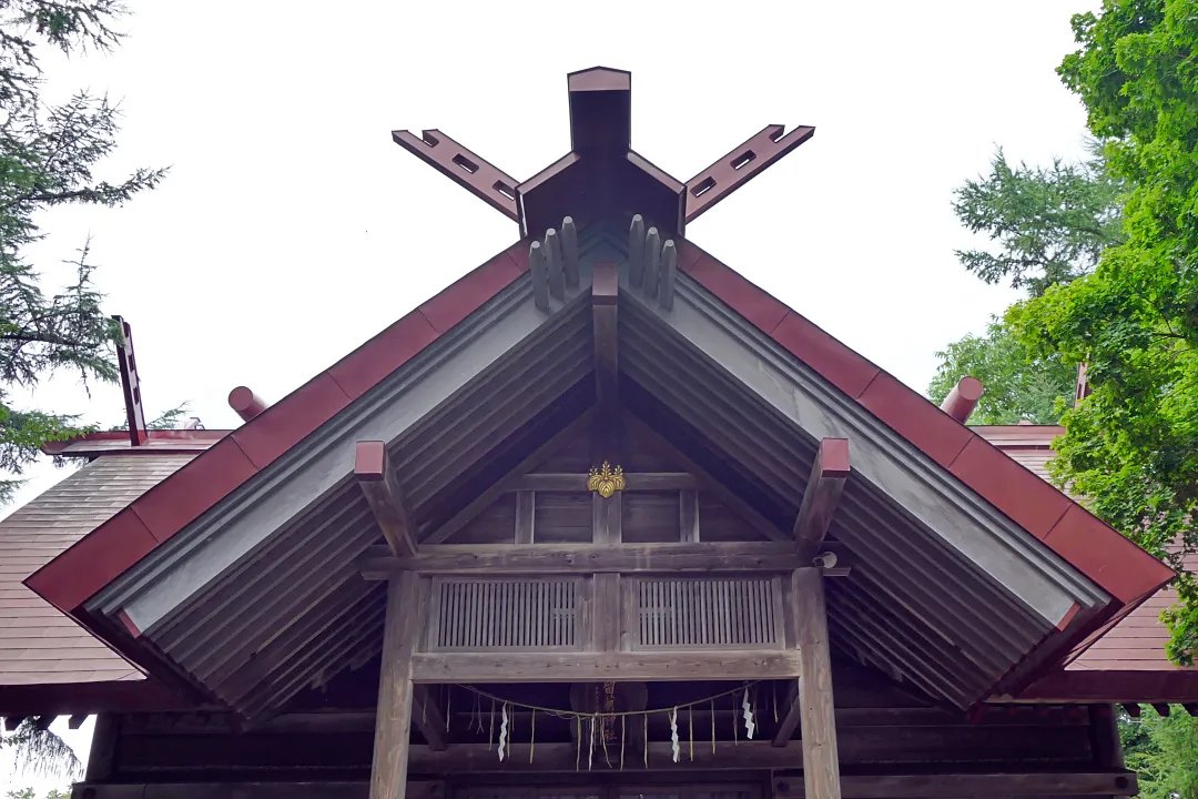 11_1240929 留萌神社 社殿の廂
