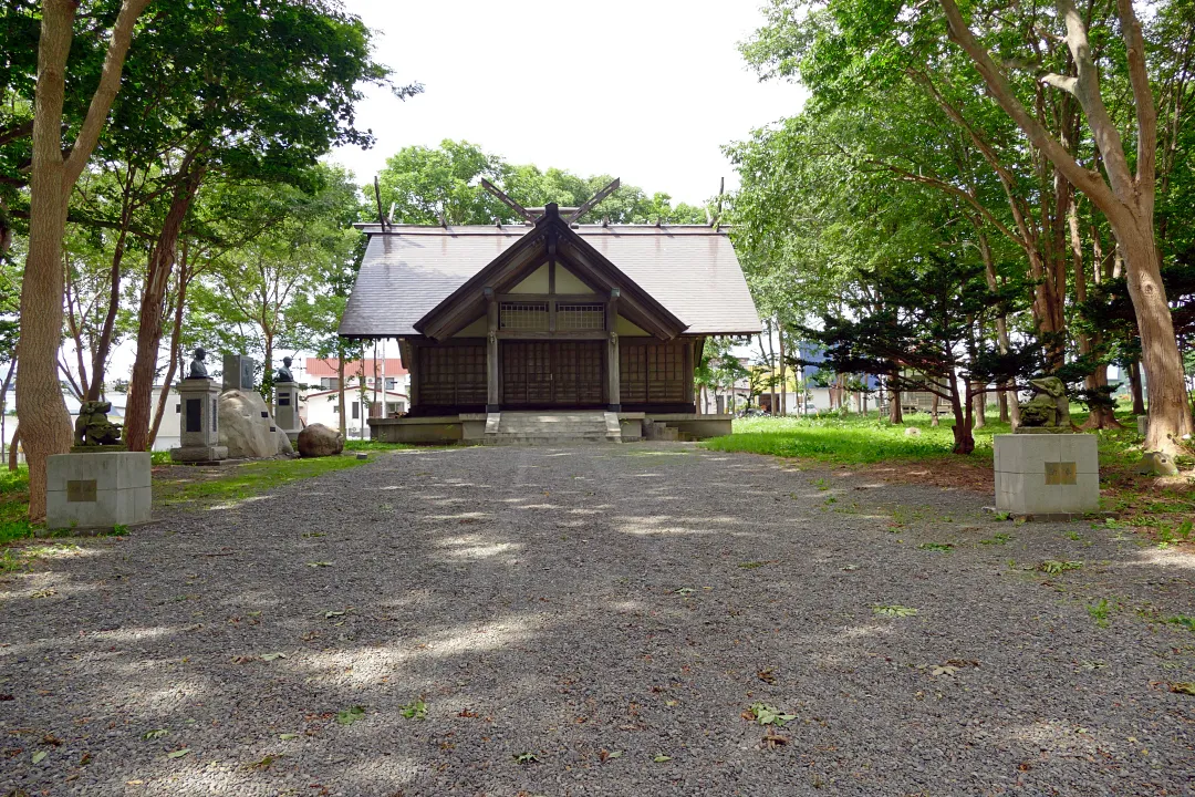 羽幌神社 狛犬と社殿